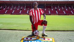 Dion Lopy posa con la camiseta del Almería