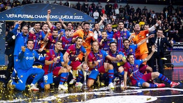 La plantilla del Bar&ccedil;a celebra la victoria en la Champions.