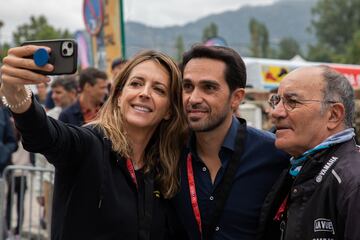 Una persona se toma una fotografía con Alberto Contador antes del inicio de la etapa. 
