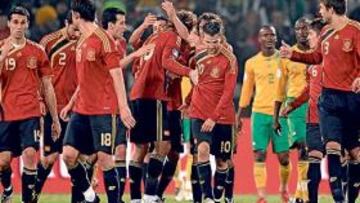 <b>SALIR Y MARCAR. </b>Fernando Llorente es felicitado tras marcar el segundo gol de España apenas unos minutos después de saltar al terreno de juego.