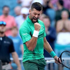 Djokovic barre a Dimitrov y acaricia el título número 100