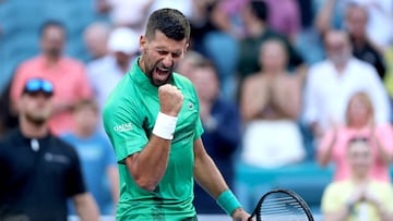 Djokovic barre a Dimitrov y acaricia el título número 100
