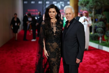La relación entre Michael Douglas y Catherine Zeta-Jones comenzó en 1998, cuando coincidieron en el Festival de Cine de Deauville gracias a Antonio Banderas, quien los presentó. Desde el primer instante, Michael quedó cautivado por Catherine. Aunque su primer acercamiento no tuvo el resultado esperado, logró conquistarla con un detalle romántico: un ramo de flores acompañado de una disculpa.

A pesar de la diferencia de edad de 25 años, su historia de amor avanzó rápidamente. En 1999, Michael le propuso matrimonio en Aspen, Colorado, y en 2000, se dieron el "sí, quiero" en una fastuosa celebración en el Hotel Plaza de Nueva York. Ese mismo año, nació su primer hijo, Dylan, y en 2003, llegó su hija Carys para completar su familia.

A lo largo de los años, han atravesado momentos difíciles, como el cáncer de garganta que Michael enfrentó en 2010 y la batalla de Catherine contra el trastorno bipolar. En 2013, vivieron una breve separación, pero lograron superar las dificultades y reforzar aún más su vínculo. Hoy, siguen juntos, celebrando más de 24 años de amor y demostrando que su relación sigue siendo fuerte y estable.