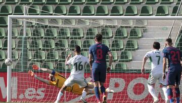 Fidel lanza al palo el penalti ante el Atlético.