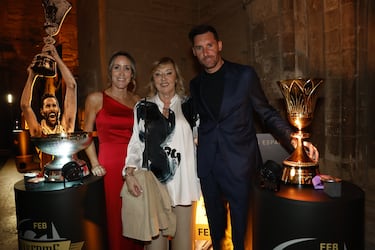 Rudy Fernández posa junto a su hermana Marta y su madre Mayte Forres en el altar en su memoria.