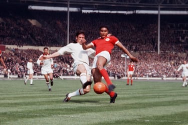 En 1964, la Juventus de Turín se ve obligada a reforzar su plantilla a lo grande. El AC Milan había ganado la Copa de Europa en 1963, y el año siguiente había sido el Inter el vencedor de dicho trofeo. Además, se daba la circunstancia de que ambas escuadras contaban con gloriosas figuras, caso de Rivera en el cuadro rossonero, o de Luis Suárez y Sandro Mazzola en el neroazzurro. Eusebio, delantero del Benfica, era la gran figura del momento en Europa y el equipo turinés pensó en él como el refuerzo más adecuado para sus intereses, y por ese motivo presentó una oferta irrechazable, tanto para el jugador como para el conjunto encarnado: el jugador cobraría cuatro veces más de lo que percibía en Portugal. Todo el país estaba pendiente de la decisión final. Y cuando menos se esperaba, surgió la figura de Antonio de Oliveira Salazar, presidente y dictador luso. Éste le invitó a comer en su residencia presidencial. Nada más llegar el futbolista le corta de modo tajante: '¡Usted no puede irse a jugar al extranjero. Entienda que es Patrimonio del Estado!, a lo que Eusebio replicó: 'Si soy Patrimonio del Estado, ¿por qué tengo que pagar impuestos?'. Pero Salazar, astuto, empieza a hablarle de fútbol, del Benfica, de su rival lisboeta, el Sporting, de la selección portuguesa, del Mundial a celebrar en Inglaterra dos años después... Al término de la cita, Eusebio sabe perfectamente que seguirá en las filas del Benfica más tiempo.