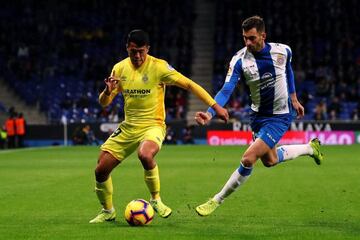 Pedro Porro se marcha de Baptistao en el duelo entre el Espanyol y el Girona.