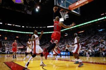 Miami 86 - Bulls 93 (0-1). Carlos Boozer de los Chicago Bulls.