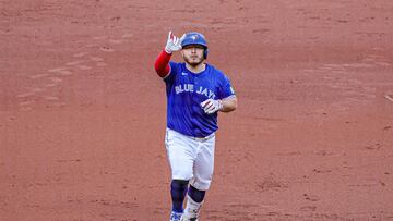 El mexicano Alejandro Kirk, de los Toronto Blue Jays, celebra el primer cuadrangular de su carrera en playoffs en la ALDS frente a los New York Yankees.
