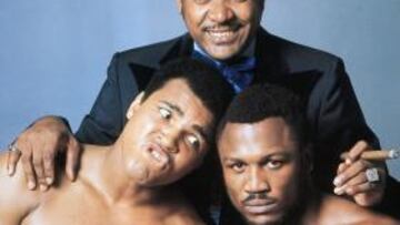 Ali y Frazier posan junto a Don King con motivo de la histórica pelea de Manila en 1975.
