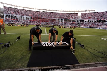 La CONMEBOL decidió aplazar un día la final después del apedreamiento del bus de Boca por parte de los hinchas de River.