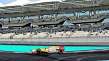 <b>ALONSO EN EL ESTADIO. </b>Las estrellas de la Fórmula 1 se quedaron impresionadas con el diseño arquitectónico del circuito, no tanto con el trazado de la pista.