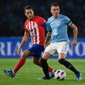 Atletico Madrid's Spanish midfielder #06 Koke (L) fights for the ball with Celta Vigo's Spanish forward #10 Iago Aspas during the Spanish league football match between RC Celta de Vigo and Club Atletico de Madrid at the Balaidos stadium in Vigo on October 21, 2023. (Photo by MIGUEL RIOPA / AFP)