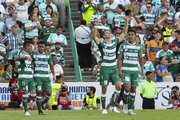 Tal como en la última liguilla, Santos Laguna se impuso a  los Tigres  y demostró por qué es el campeón del futbol mexicano. Los de Torreón han demostrado que no extrañan a los jugadores que se fueron para esta campaña y siguen peleando por estar entre los mejores del campeonato para defender su título cuando arranque la liguilla luego de imponerse 3-1 a los felinos. El equipo de Ricardo ‘Tuca’ Ferretti sumó su tercer descalabro consecutivo, algo muy poco común para los regiomontanos en los últimos años. 