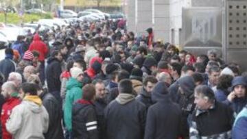 Largas colas en el Calder&oacute;n por las entradas de final de Copa