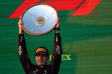 Alegría de Max Verstappen tras conseguir la victoria en el Gran Premio de Australia de la Fórmula 1.