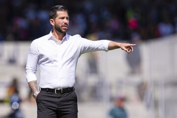 Fotografía de Benjamín Mora, exentrenador del Atlas, en partido vs Pumas UNAM en la Liga MX.