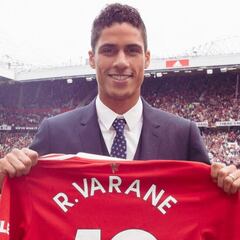 El Manchester United hace oficial el fichaje de Varane