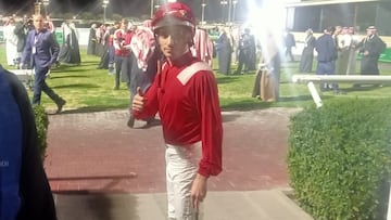 Ricardo Sousa posa para AS con la chaquetilla del príncipe Faisal Bin Khaled, con la que ganó la primera carrera del meeting de la Saudí Cup.