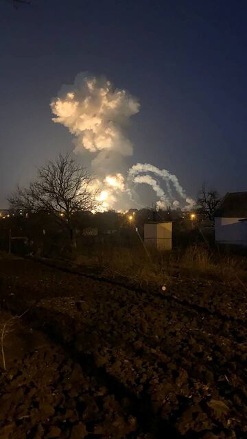 Rusia ha dado comienzo a la guerra con Ucrania iniciando la pasada madrugada una "operación militar especial" en el Donbás. El presidente ruso, Vladímir Putin, ha anunciado la operación y varias ciudades del este ucranio, desde Sloviansk y Kramatorsk a Járkov, a 30 kilómetros de la frontera rusa, fueron agredidas.