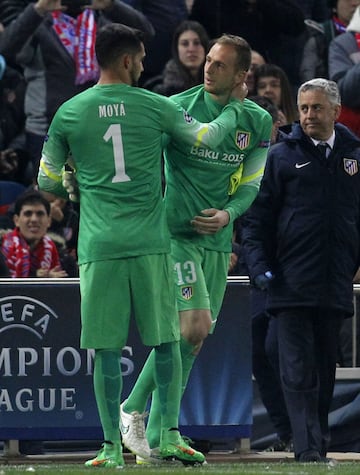 La primera gran noche de Oblak en el Atlético llegó el 17 de marzo de 2015 en los octavos de final vuelta de la Champions contra el Bayer Leverkusen. Moyá se lesionó en el minuto 22 y tuvo que entrar el esloveno. El Atlético ganó 1-0 y empató la eliminatoria. El encuentro tuvo prórroga y penaltis y en los lanzamientos le detuvo uno a Çalhanoglu. También fallaron Toprak y Kiessling. Ese partido le catapultó a la titularidad en el equipo madrileño. Hasta entonces sólo había jugado ante Olympiacos, en Champions, y frente a L' Hospitalet, Real Madrid y Barcelona en Copa del Rey. Desde entonces la portería del Atlético es suya. 