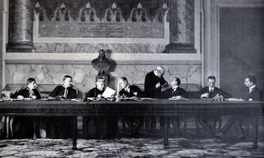 Se firmó el 11 de febrero de 1929 entre el Reino de Italia (representado por el dictador Benito Mussolini) y la Santa Sede (representada por el Papa Pío XI). Reconocía la independencia y soberanía del Vaticano como un Estado independiente. Así nació el Estado de la Ciudad del Vaticano, el país más pequeño del mundo y único gobernado por una autoridad religiosa.