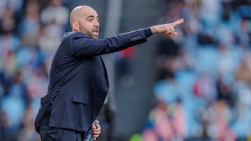 Claudio Giráldez da indicaciones durante el partido entre el Celta y el Oviedo en Balaídos.