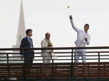 Novak Djokovic regaló pelotas de tenis a los aficionados que celebraron su triunfo en Wimbledon.