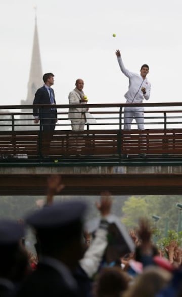 Novak Djokovic regaló pelotas de tenis a los aficionados que celebraron su triunfo en Wimbledon.