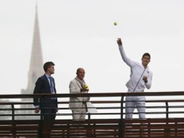 Novak Djokovic regaló pelotas de tenis a los aficionados que celebraron su triunfo en Wimbledon.