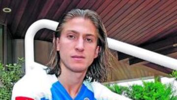 <b>EN TIERRAS VALENCIANAS. </b>Filipe Luis posa durante la concentración del Deportivo en Oliva.