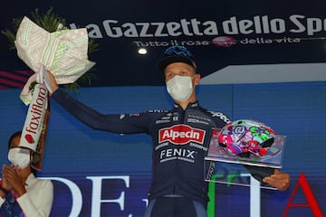 Tim Merlier celebrando su victoria en la segunda etapa del Giro de Italia 2021