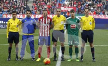 El árbitro Fernández Borbalán acompañado por sus asistentes Cabañero Martínez y Canelo Prieto, el cuarto árbitro Navarro Fuentes y los capitanes Gabi y Dani García. 

