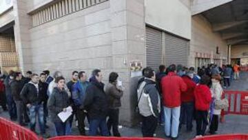 <b>COLAS. </b>Algunos rojiblancos pasaron la noche en el Calderón para conseguir su entrada.