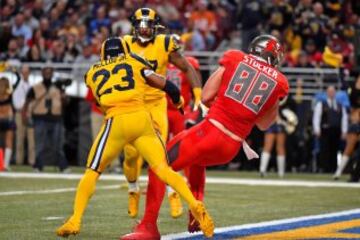 Y en el comienzo de ¨²ltimo cuarto, los Buccaneers fueron capaces de llegar por fin a la end zone rival. En su primera posesi¨®n, y despu¨¦s de un fumble de Winston recuperado por el tight end Stocker, ambos jugadores conectaron en un pase corto para poner el 13 a 28 en el luminoso.
