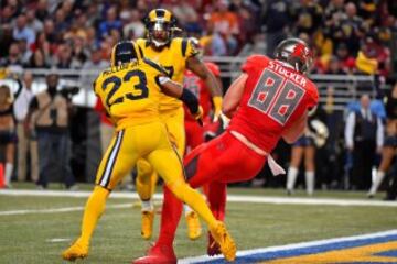 Y en el comienzo de último cuarto, los Buccaneers fueron capaces de llegar por fin a la end zone rival. En su primera posesión, y después de un fumble de Winston recuperado por el tight end Stocker, ambos jugadores conectaron en un pase corto para poner el 13 a 28 en el luminoso.