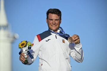 Joan Cardona posa con su medalla de bronce.