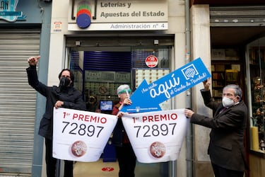 La ciudad de la Alhambra no solo destaca por su belleza, sino también por atraer la suerte de forma constante. Sus administraciones han dado grandes alegrías, convirtiéndola en la segunda provincia más agraciada de Andalucía. En la imagen, loteros posan en la administración de lotería ubicada en la calle Príncipe, n.º 11, donde se repartió parte del número «72897» correspondiente a "El Gordo" de la Lotería de Navidad, el 22 de diciembre de 2020, en Granada.