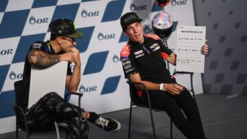Aleix Espargaró observado por Quartararo, al que cariñosamente ha llamado Harry Potter por sus gafas.