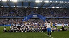 Los jugadores del Deportivo de La Coruña celebran en el estadio de Riazor el ascenso a segunda división.