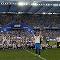 Los jugadores del Deportivo de La Coruña celebran en el estadio de Riazor el ascenso a segunda división.