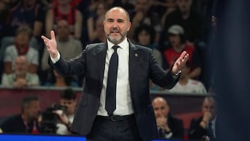 VITORIA, 06/06/2025.- El entrenador del Real Madrid Chus Mateo durante el segundo partido del playoff de cuartos de final de la Liga Endesa de baloncesto entre el Baskonia y el Real Madrid, este viernes en el Fernando Buesa Arena de Vitoria. EFE / L. RICO