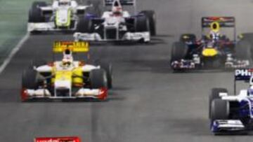 <b>BRILLANTES SALIDAS. </b>Tanto Hamilton (en primer plano) como Alonso (detrás del británico) fueron muy veloces en los primeros metros de un arranque frenético.