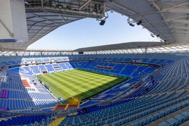 As¨ª es el curioso Estadio 974: hecho con contenedores y desmontable