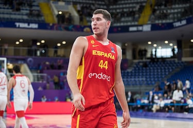 Entró en el Europasket 2022 en unos minutos, sin un lugar para mostrar su juego. Ahora, con el peso del club y el examen, intente reclamar. Tiene un cuerpo, inteligencia y naturaleza como un agujero. Esta llamada es su segunda oportunidad, le gustaría usarla.
