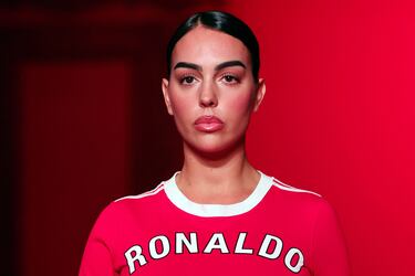 La modelo ha desfilado en una de las plazas más exclusivas, la París Fashion Week, con un vestido nunca visto. La firma Vetements ha diseñado un vestido a partir de una camiseta de Cristiano Ronaldo firmada de cuando jugaba en el Manchester United.