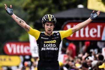 Primoz Roglic celebra su victoria cruzando la lnea de meta en Larnus.