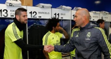 Kiko Casilla, en el momento del saludo con Zidane. 