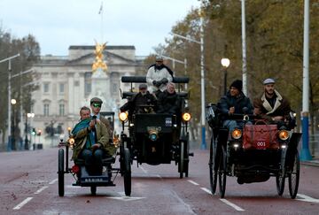 El London to Brighton Veteran Car Run es el acontecimiento automovilístico más antiguo del mundo y se lleva a cabo en un recorrido entre Londres y Brighton, Inglaterra. Para poder participar, los vehículos deben haber sido construidos antes de 1905. En la imagen algunos autos a su paso por el Palacio de Buckingham.