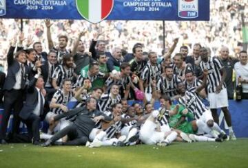 La Juventus se consagró campeón de la temporada 2014-15 al vencer por 0-1 a la Sampdoria. Los 'bianconneri' se adjudicaban así su trigésimo segundo Scudetto y el cuarto consecutivo. En la imagen los jugadores celebran el título liguero en el césped.